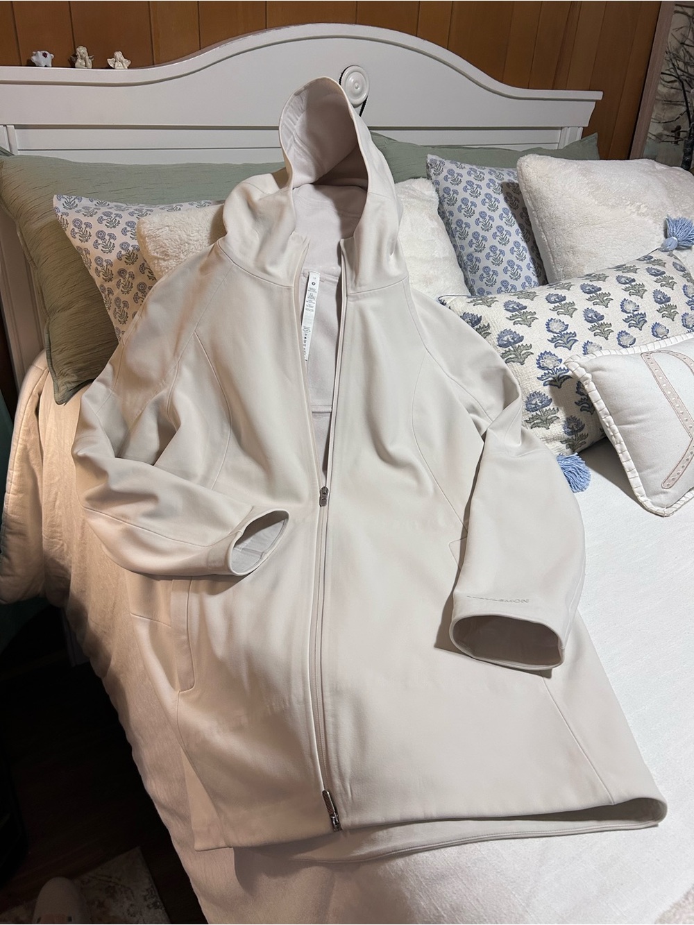 Lululemon RepelShell Rain Jacket in a gorgous light ivory  color  size 12 💕🌸💦